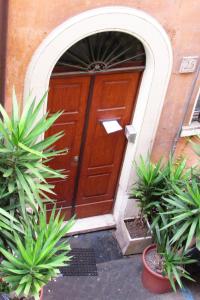 ローマにあるSantonofrio Apartmentsの木の扉