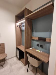 a dressing room with a desk and a chair at Hotel HDomus in Nogarole Rocca