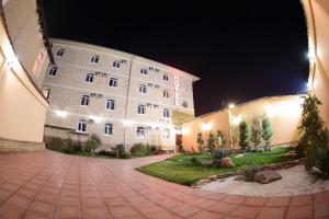 ein großes Gebäude wird nachts beleuchtet in der Unterkunft Star Hotel in Taschkent