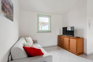 a living room with a couch and a television at Sunset Apartment 2Bedr Sunset View Parking in Bosa