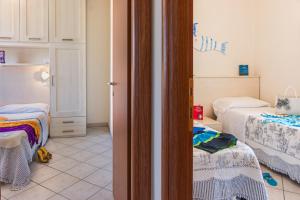 a room with two beds and a room with a room with two beds at Villetta Tina in Vada