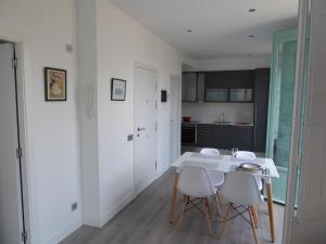 A kitchen or kitchenette at Apoteka apartaments