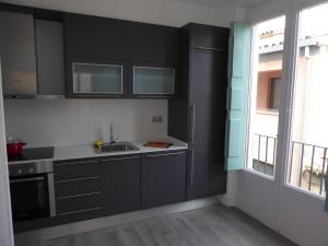 A kitchen or kitchenette at Apoteka apartaments