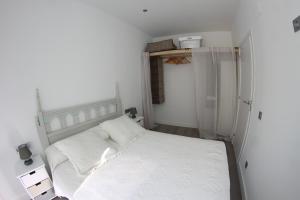 A bed or beds in a room at Apoteka apartaments