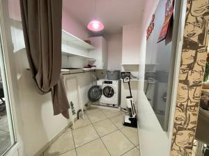a small kitchen with a washing machine in it at Maison familiale in Bidart