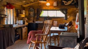 a kitchen with a table and chairs in a room at La Cabane Aux Loups in Crépy-en-Valois