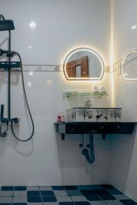 a bathroom with a sink and a mirror at Hue garden homestay in Thôn Trường Giang