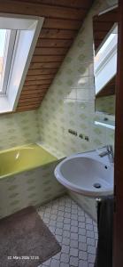 a bathroom with a sink and a bath tub at Ferienwohnung mit Kreuzbergblick in Bischofsheim an der Rhön