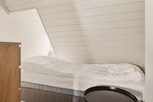 ein Bett in einem Zimmer mit einem Spiegel und einem Tisch in der Unterkunft Trolltunga Basic in Tyssedal