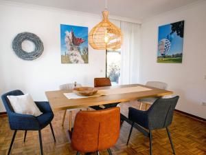 a dining room with a wooden table and chairs at Xantenglück in Xanten