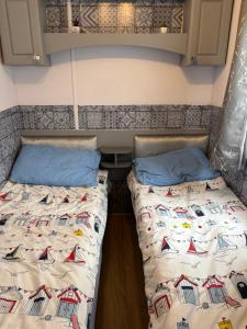 two beds in a small room in a trailer at Haven Caravan Park Cala Gran 3 bedrooms Fleetwood in Fleetwood +38 photos