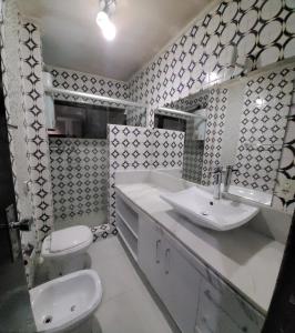 a bathroom with a sink and a toilet at Recanto dos Passaros centro Penedo RJ in Penedo +31 photos