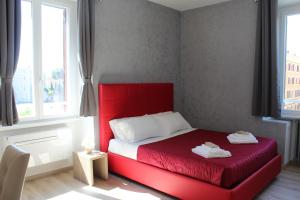 a red bed in a small room with windows at SunnyCornerinRHome in Rome