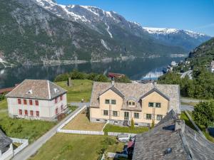 Luftaufnahme eines Hauses mit See in der Unterkunft Trolltunga Basic in Tyssedal