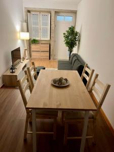 a dining room table and chairs in a living room at Ribeira Mar Guesthouse in Viana do Castelo