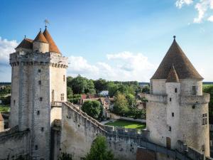 an old castle with two towers and a town at Petit nid douillet, à deux pas des commodités in Neuilly-Plaisance