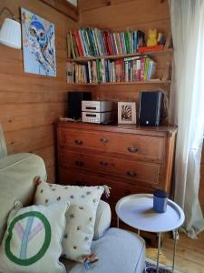 ein Zimmer mit einer Kommode, einem Stuhl und einem Tisch in der Unterkunft Ulęgałki Roztocze in AdamÃ³w