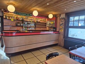a bar in a restaurant with a counter at Les Touristes in Abondance