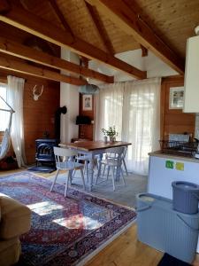 ein Esszimmer mit Tisch und Stühlen in der Unterkunft Ulęgałki Roztocze in AdamÃ³w