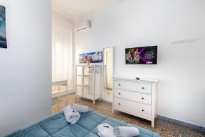 a bedroom with a blue bed and a dresser at Mellos B&B in Naples