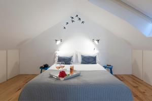Un dormitorio con una cama con una bandeja de comida. en Belem Apartment with Terrace en Lisboa
