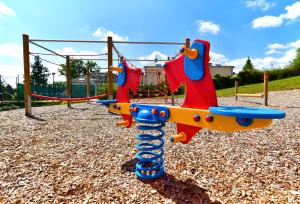 eine Schaukelanlage auf einem Spielplatz in der Unterkunft Hotel Dakol in Petrovice u Karviné