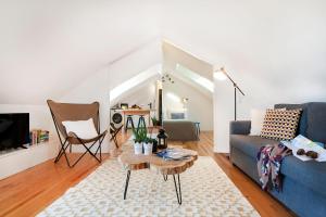- un salon avec un canapé bleu et une table dans l'établissement Belem Apartment with Terrace, à Lisbonne