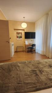a room with a desk and a table with a chair at Casa Vacanze Cesarina - Catanzaro centro in Catanzaro