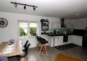 a kitchen and dining room with a table and chairs at 2 Exklusive Ferienwohnungen an der Nordsee in Bremerhaven