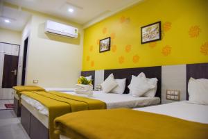 Hotel Tulsi Residency tesisinde bir odada yatak veya yataklar