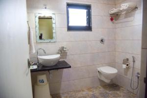 Hotel Tulsi Residency的一间浴室