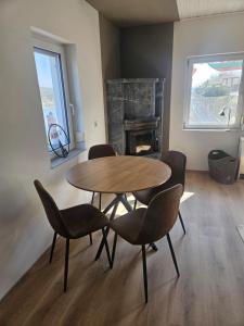 a dining room with a table and chairs and a fireplace at Yachthafen Karner Bootsverleih in Mukrena
