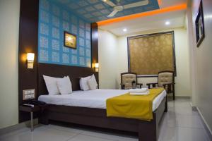 Hotel Tulsi Residency客房内的一张或多张床位