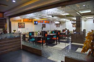 Hotel Tulsi Residency 레스토랑 또는 맛집
