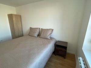 a small bedroom with a bed and a table at Maison 3 chambres - Parking privé in Gandrange +5 photos