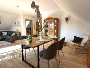 a living room with a dining room table and chairs at Ferienwohnung Glücksklee in Tharandt