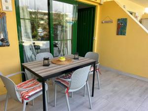 a table and chairs in a room with a window at Casa ART residenza Bouganville in Costa de Antigua