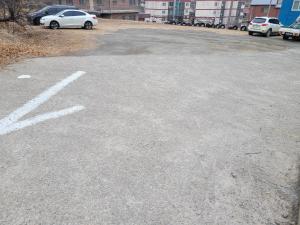 an empty parking lot with cars parked in it at 힐하우스 in Chŏngp'op'ogu