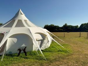 a white tent in the middle of a field at Stargazer Bell Tent in Northrepps