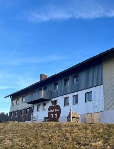 a building with a sign that reads arch school at Apfel-Stadl "Gala", Oberreute in Oberreute
