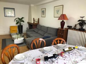 a living room with a table and a couch at Chelles - Paris - Disneyland Marne la vallée in Chelles