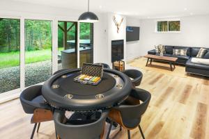 a living room with a table with chairs and a couch at Villa Forêsta Ski, Spa & Sauna in Saint Come