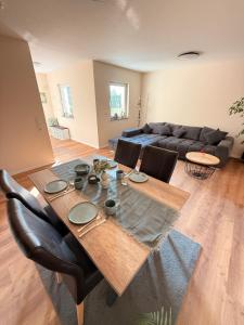 a living room with a table and a couch at Auszeit in Bad Sobernheim