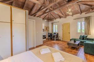 ein Wohnzimmer mit Sofa und Tisch in der Unterkunft Palataki in Kardhamili + 56 Fotos