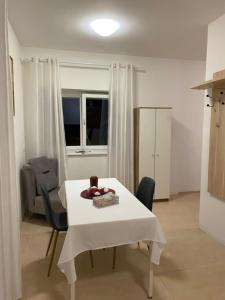 a white table and chairs in a room at Privat Zimmer Sanela in Payerbach