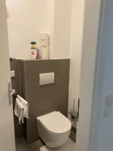 a small bathroom with a toilet and some towels at Privat Zimmer Sanela in Payerbach