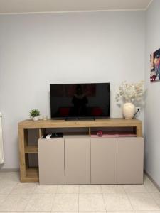 a living room with a tv on top of a cabinet at Via Veneto in Loreto Aprutino