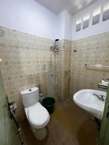 a bathroom with a toilet and a shower and a sink at Studio meublé Aéroport cité SIPIM in Abidjan