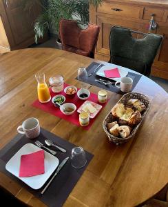 a table with a tray of food and a basket of food at La chambre de Séraphine in Biscarrosse +14 photos