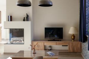 a living room with a tv and a table at Vakantiewoning Kastijd Kortessem - Haspengouw in Kortessem